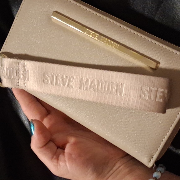 Steve Madden Beige Wristlet with Gold Accents .like New - Picture 10 of 12